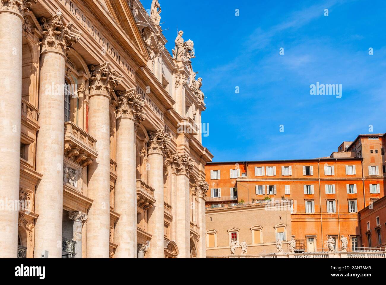 La Basilica di San Pietro sul cielo blu sullo sfondo. Vaticano, Italia Foto Stock