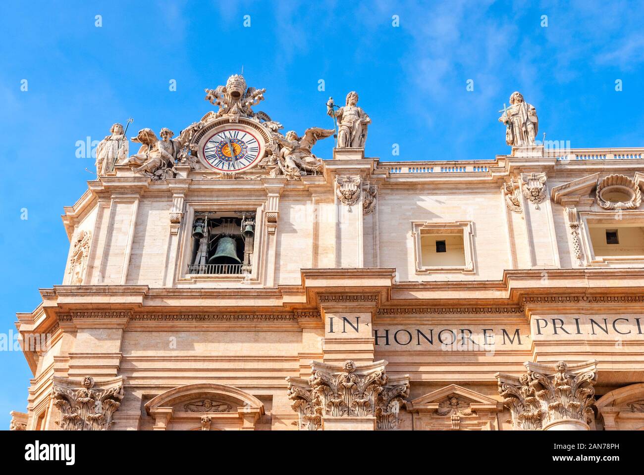 La Basilica di San Pietro sul cielo blu sullo sfondo. Vaticano, Italia Foto Stock