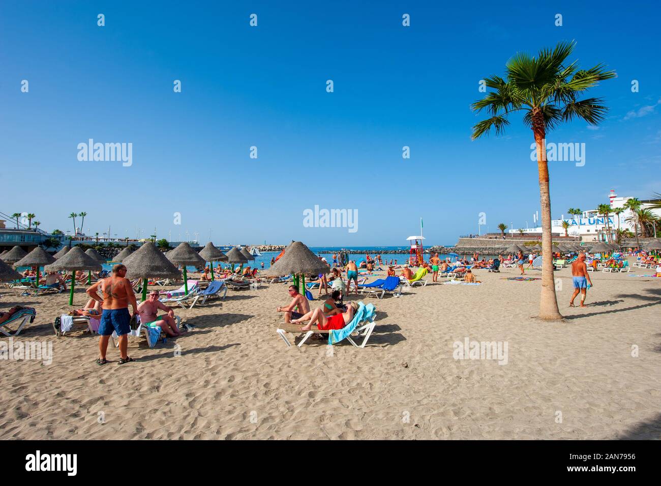 Isola Canarie TENERIFE, Spagna - 26 Dic, 2019: i turisti sono rilassanti su playa la pinta Puerto Colon. Una spiaggia molto popolare nei pressi della città di San Eugenio. Foto Stock