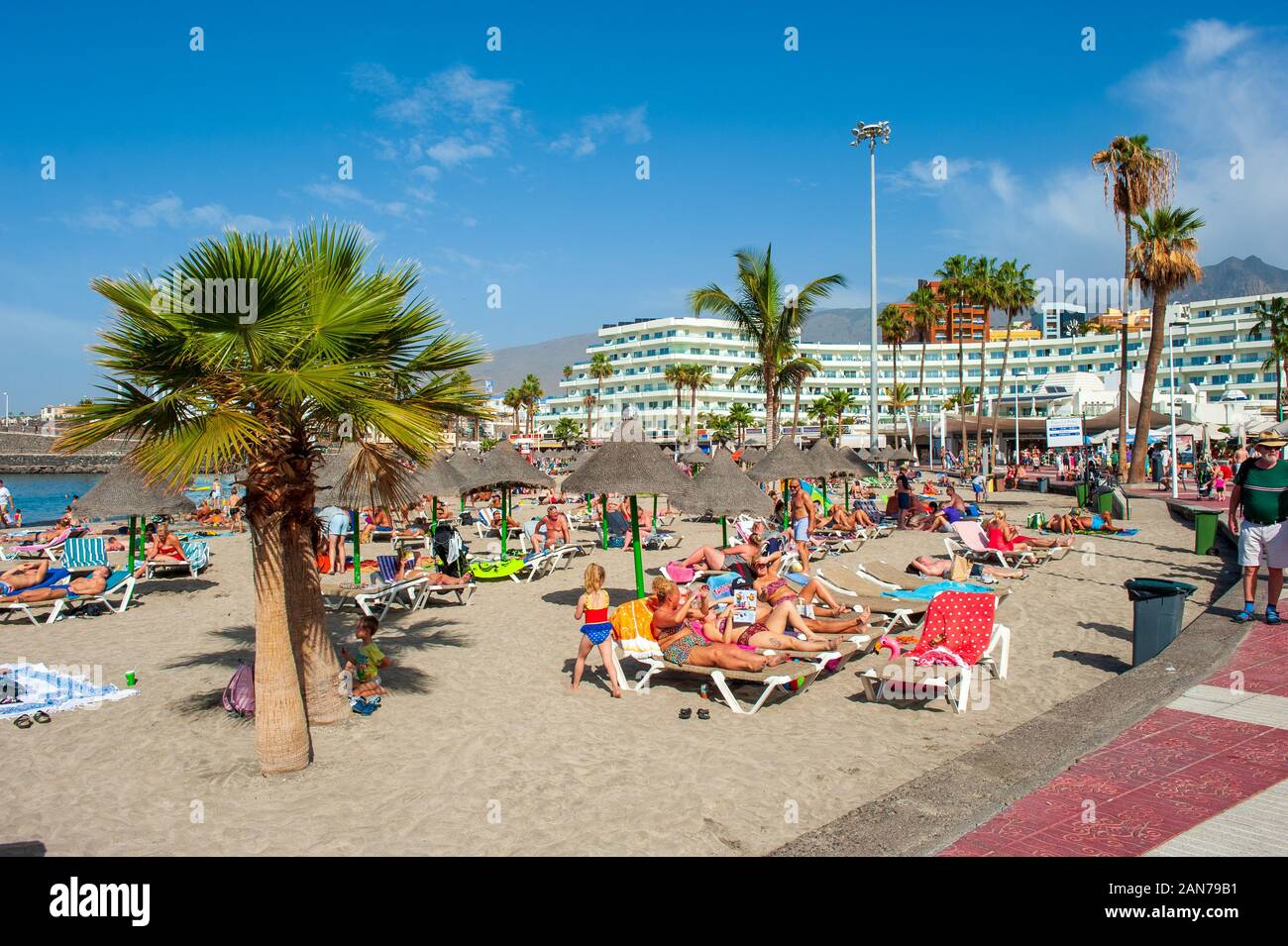 Isola Canarie TENERIFE, Spagna - 26 Dic, 2019: i turisti sono rilassanti su playa la pinta Puerto Colon. Una spiaggia molto popolare nei pressi della città di San Eugenio. Foto Stock