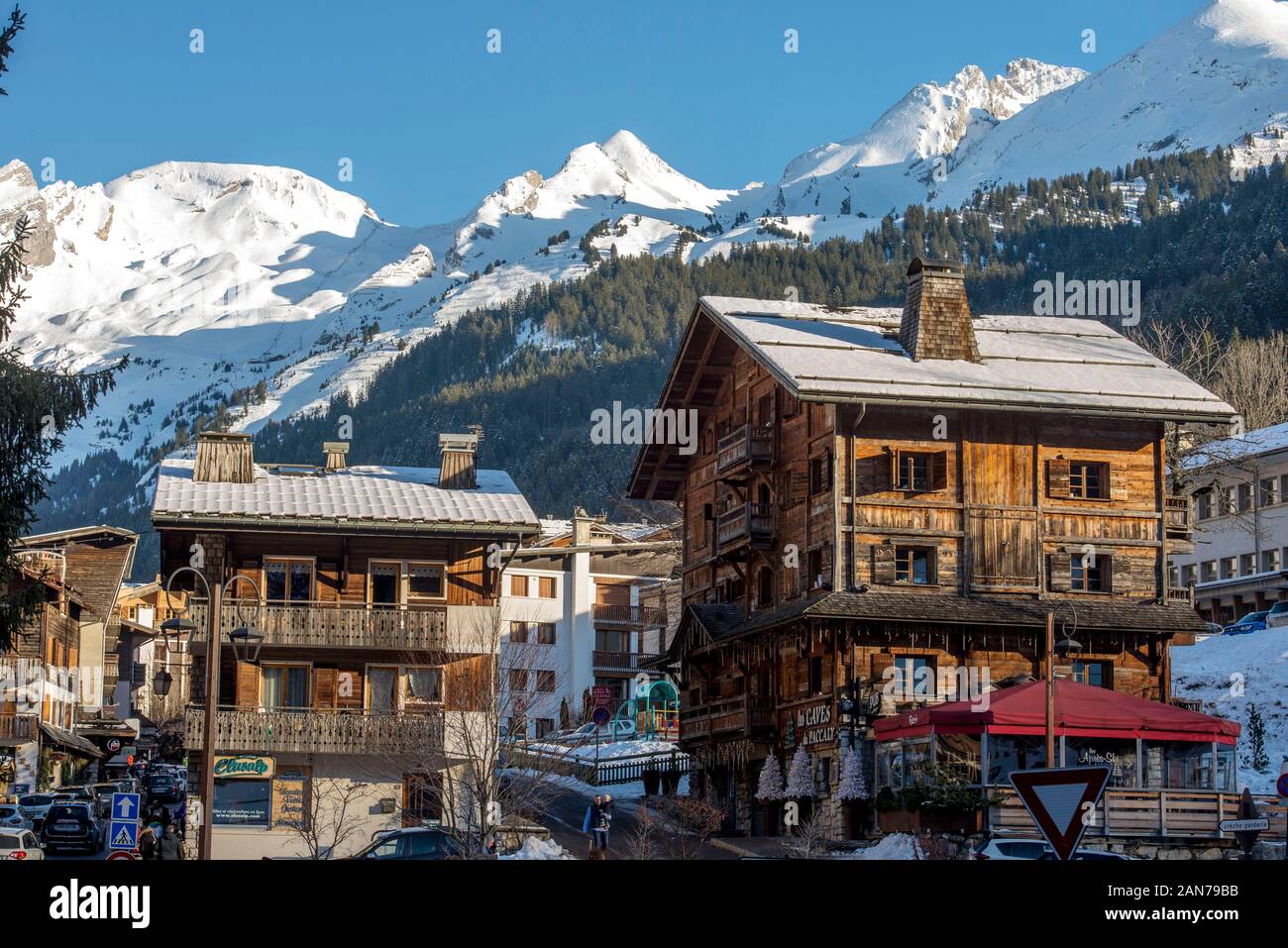 La Clusaz ski resort e sunny montagne coperte di neve in Alta Savoia in un dipartimento Auvergne-Rhône-Alpes regione nel sud-est della Francia Foto Stock