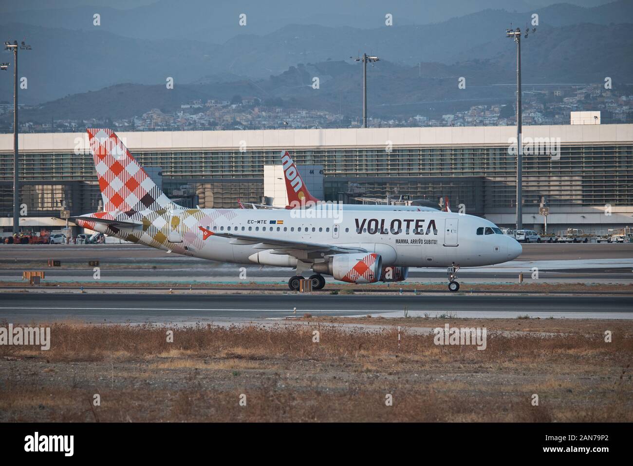 Volotea Airbus A319-111 (Ce-MTE). Aeroporto di Malaga, Andalusia, Spagna. Foto Stock