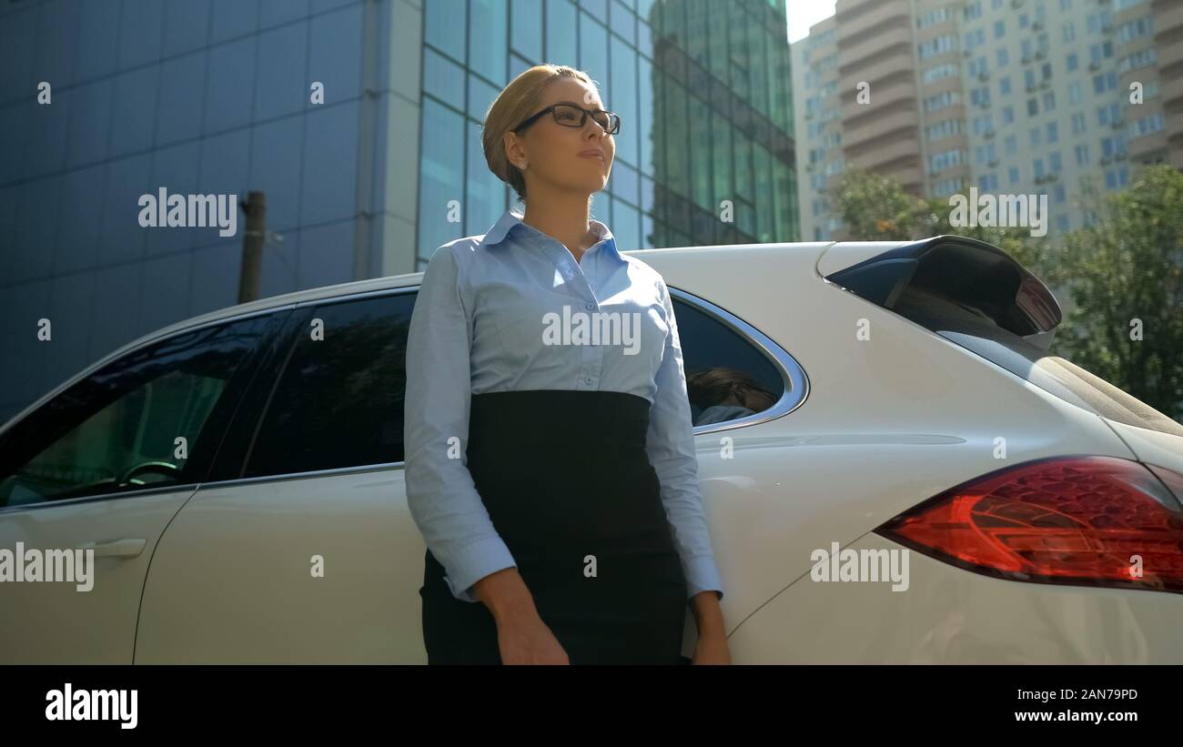 Attraente dama business guardando avanti nel futuro promettente, carriera di successo Foto Stock