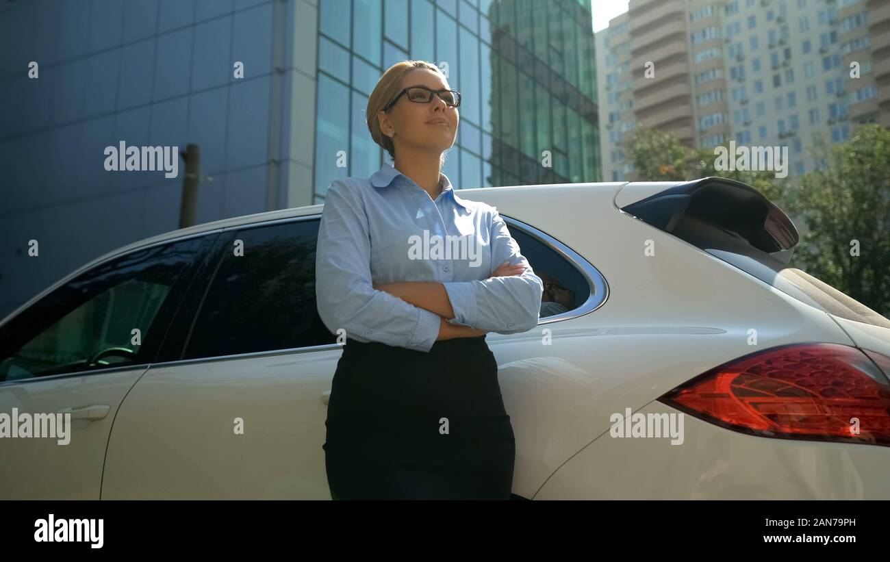 Sicuro di sé business lady attraversando le mani cercando in futuro luminoso, il successo Foto Stock