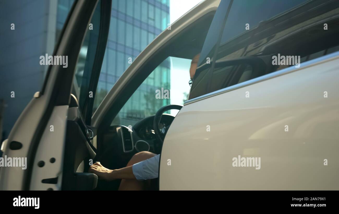 Young business di successo di lady ottenere al di fuori del veicolo di lusso, carriera e patrimonio Foto Stock