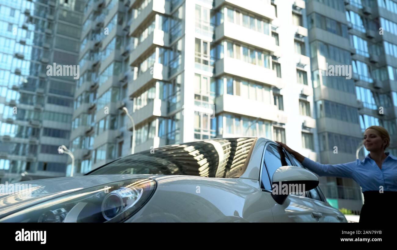 Imprenditrice corse auto con amore, acquisto di auto di lusso, il successo e il benessere Foto Stock