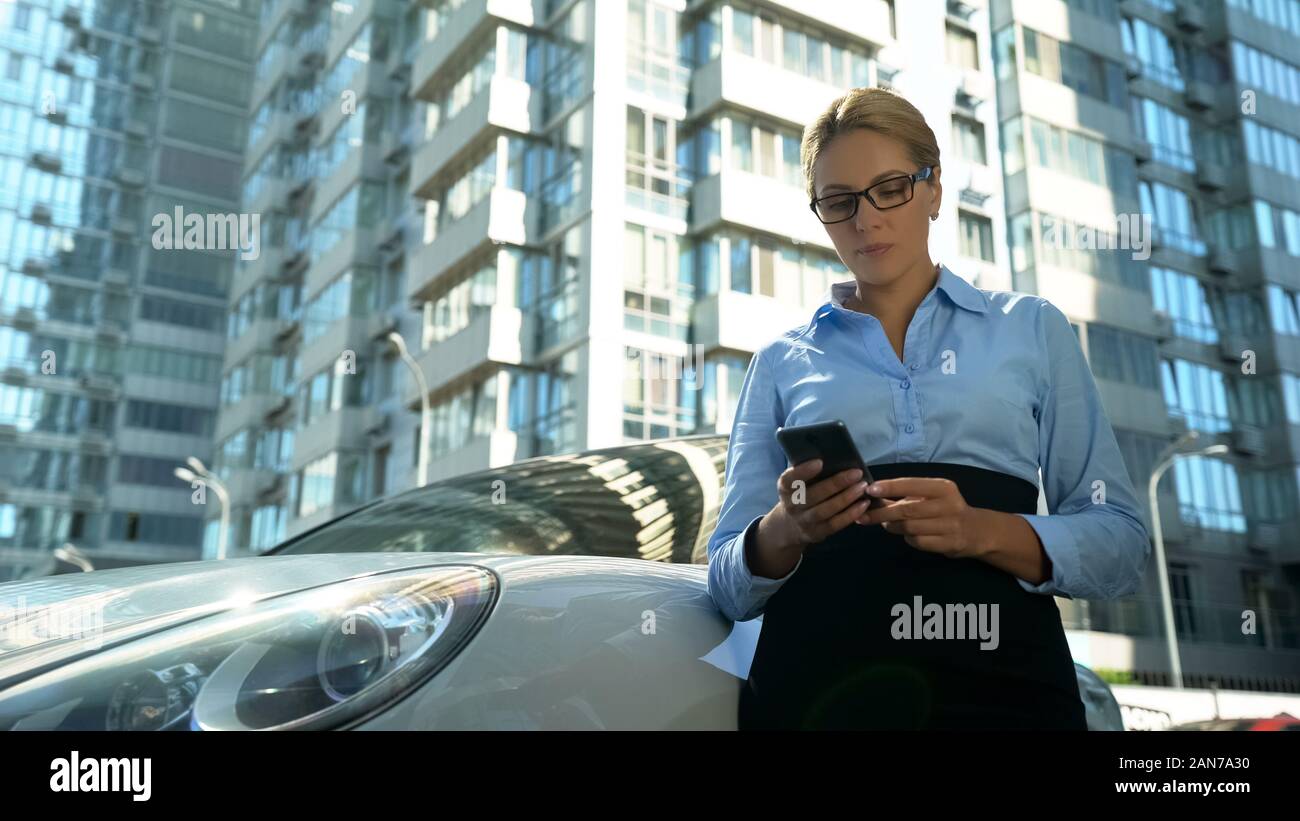 Businesslady la lettura dei messaggi di posta elettronica sullo smartphone, controllo pianificazione, lifestyle occupato Foto Stock