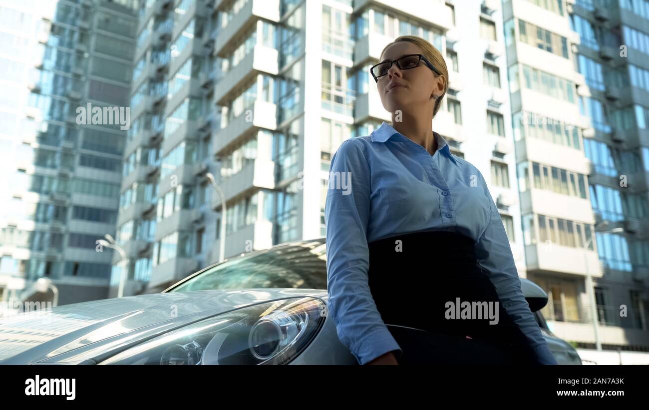 Imprenditrice in attesa per il client vicino auto, riunione per la firma del contratto, avvio Foto Stock