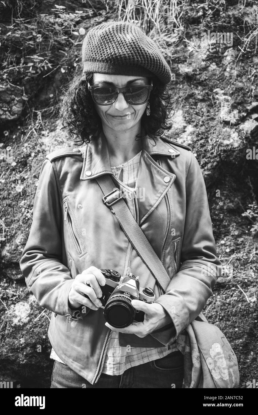 Donna in stile vintage usura tenendo la sua fotocamera classica in bianco e nero Foto Stock