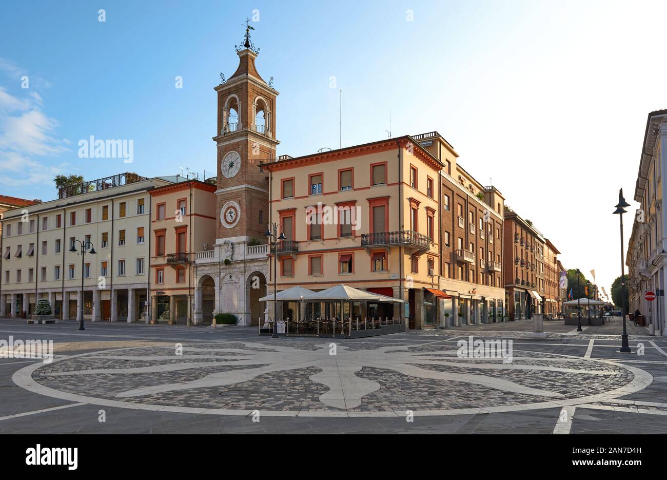 Rimini, Italia. La piazza centrale di Rimini. Piazza Tre Martiri a Rimini con l'antica torre dell'orologio. Foto Stock