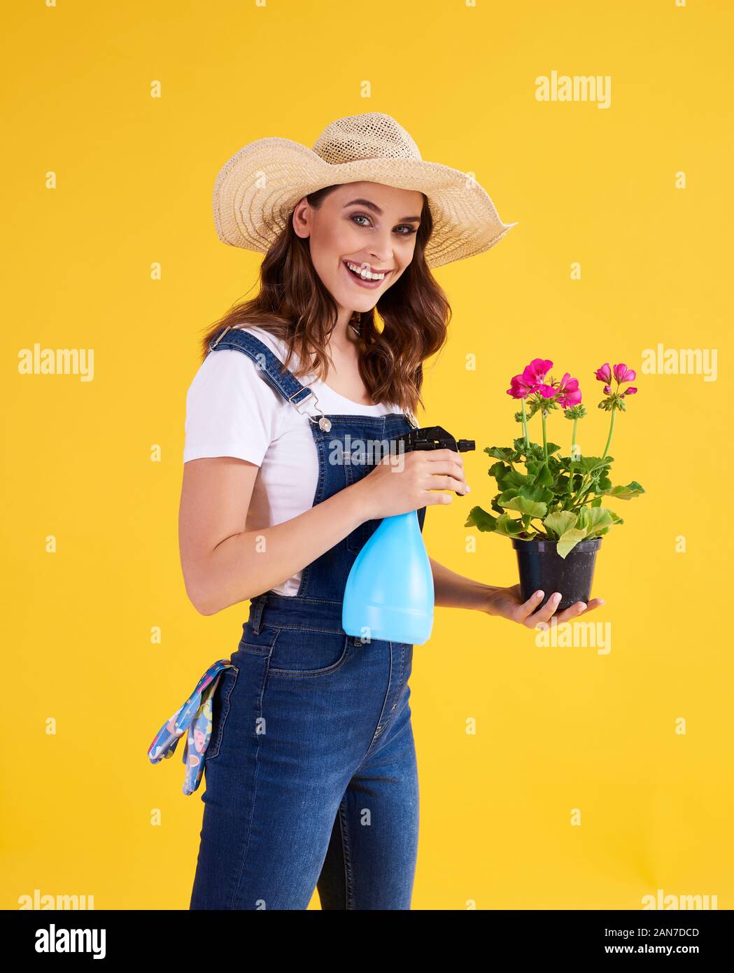 Sorridente giardiniere proteggere i vegetali Foto Stock