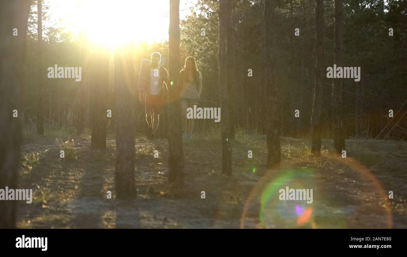 Coppia di amanti trascorrere weekend attivo insieme in legno, magic ora, felicità Foto Stock