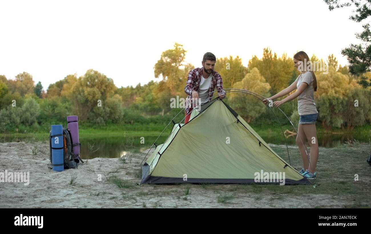 Giovane mettendo a tenda a cupola, wilderness survival training, Competenze essenziali Foto Stock