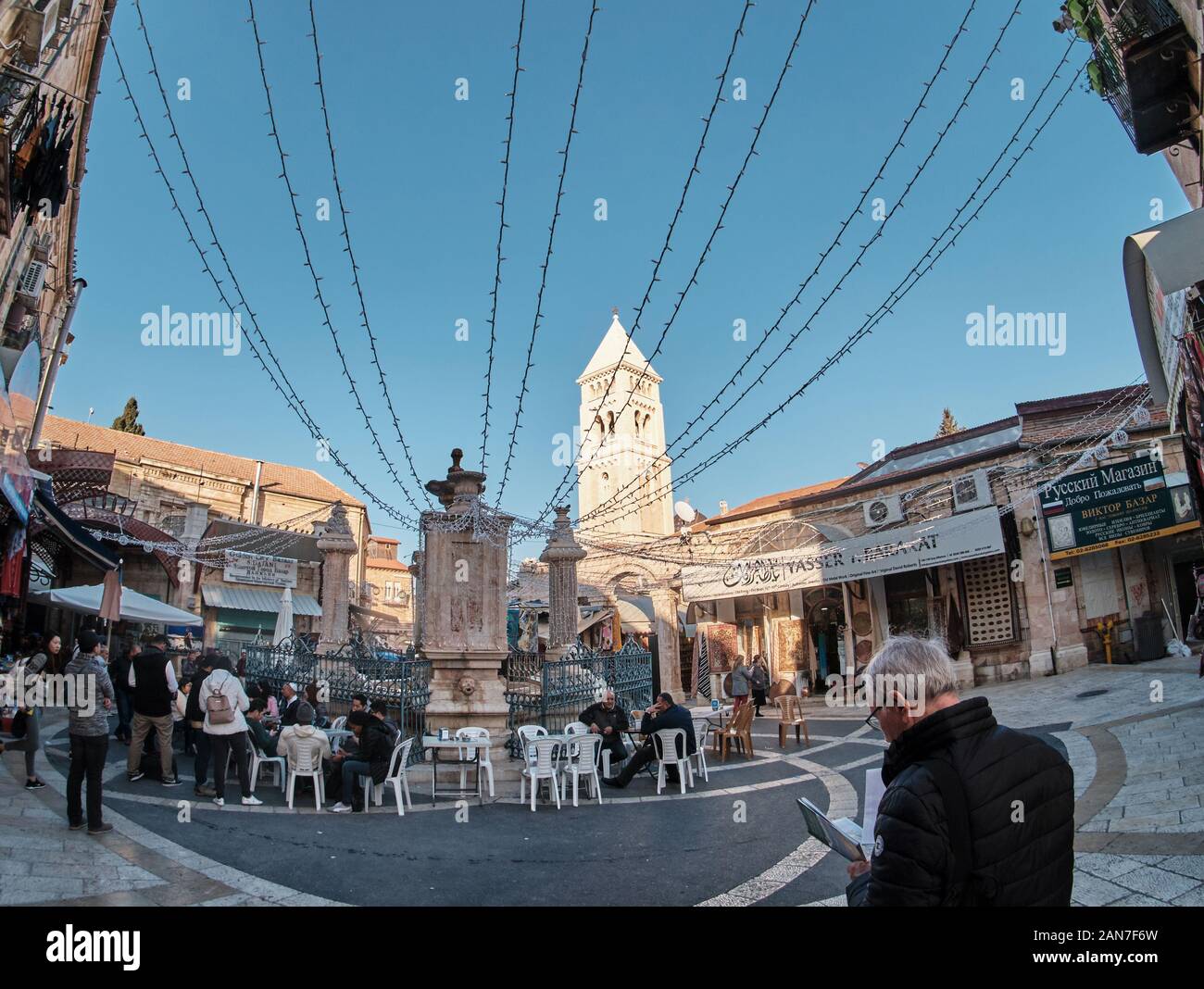 Dic 2019 per turisti in cerca mappa nella città vecchia di Gerusalemme ISRAELE Foto Stock
