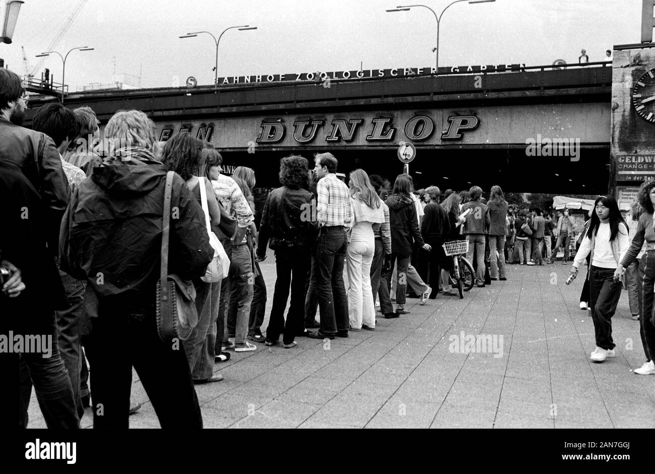 01 gennaio 1980, Berlin: senzatetto presso il Memorial Church. La povertà / Social / Pubblicità / alloggiamento. Data di registrazione non è noto esattamente. Foto: Paul Glaser/dpa-Zentralbild/ZB Foto Stock