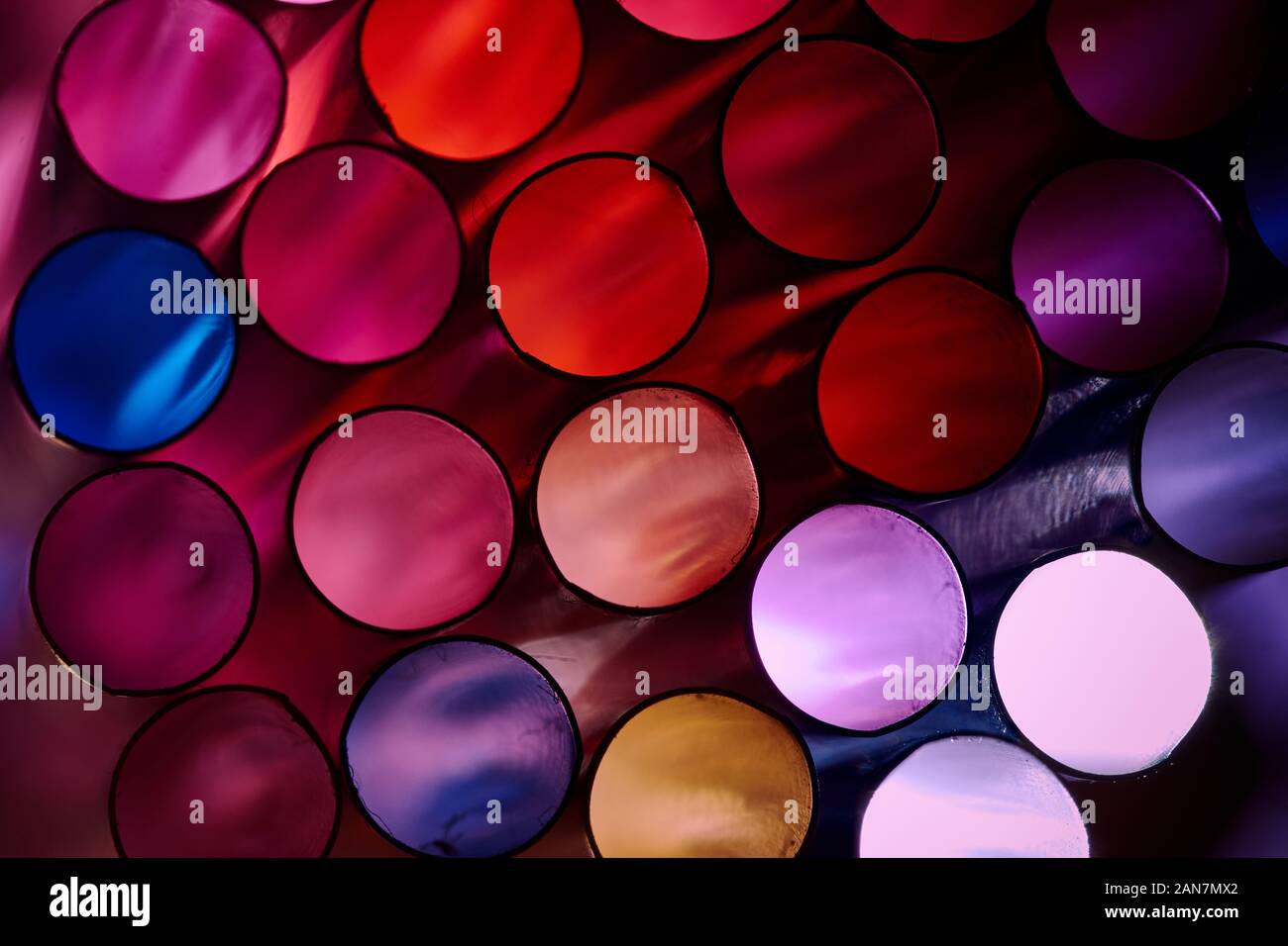 Colorate cannucce potabile close-up e retroilluminati. Cannucce di plastica sono vietati dal 2021 per ridurre l'inquinamento ambientale Foto Stock