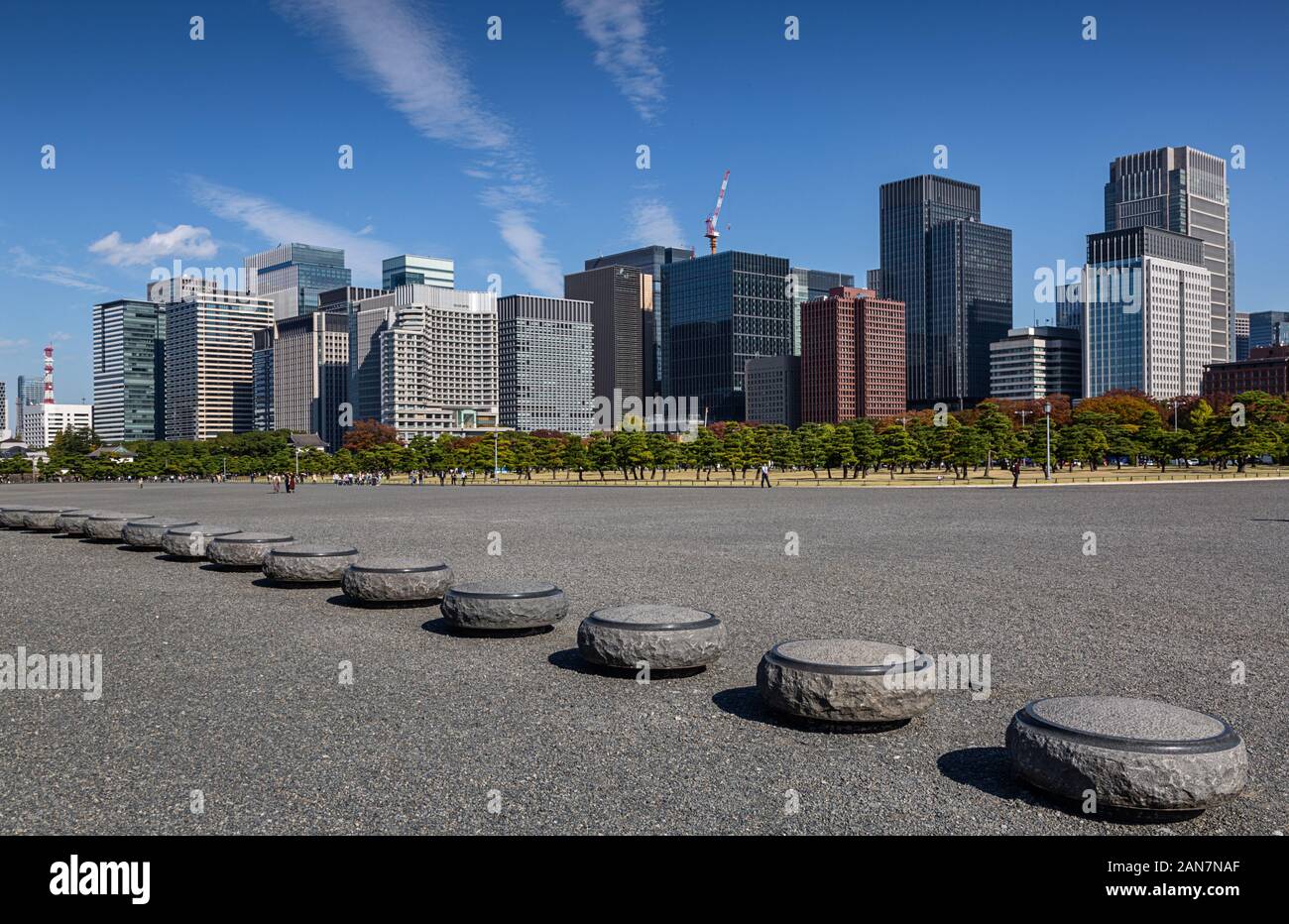 Lo skyline di Tokyo dai giardini del Palazzo Imperiale Foto Stock