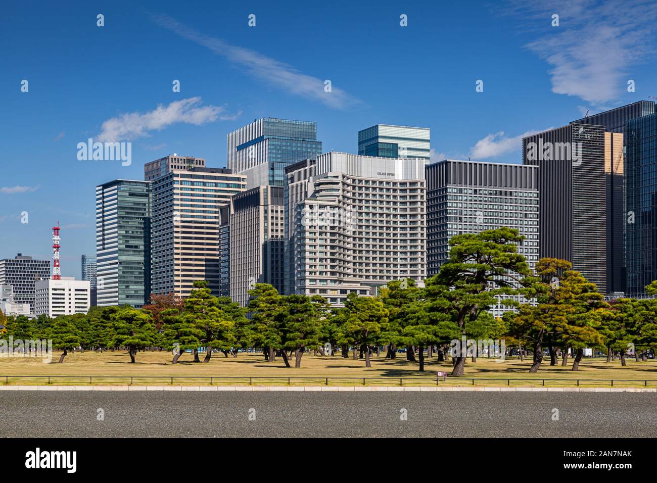 Lo skyline di Tokyo dai giardini del Palazzo Imperiale Foto Stock
