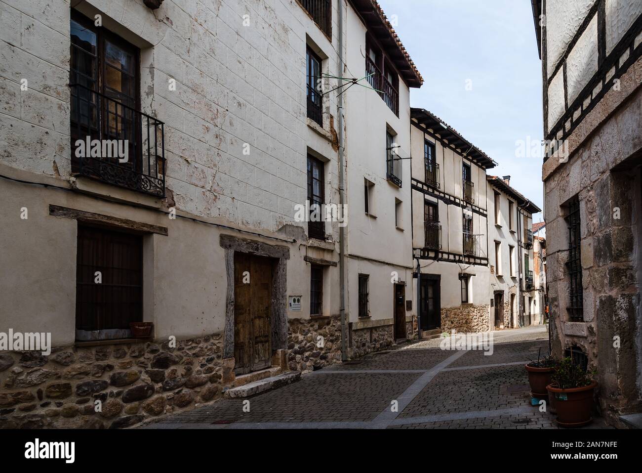 Vista panoramica della vecchia città medievale di Covarrubias a Burgos, Castiglia e Leon Foto Stock