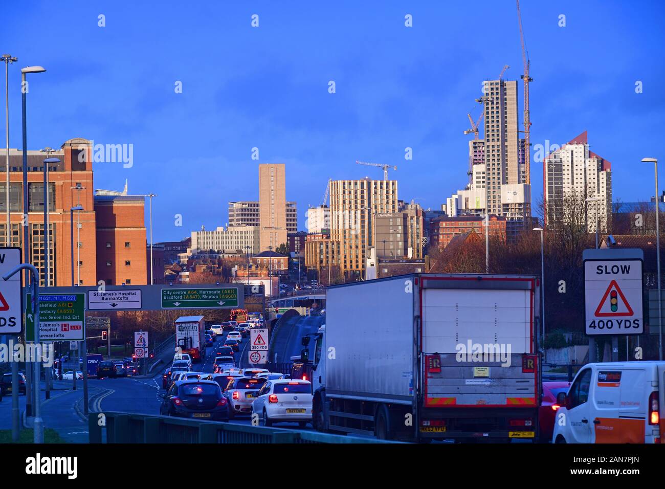 Il traffico voce nella città di Leeds a sunrise Yorkshire Regno Unito Foto Stock