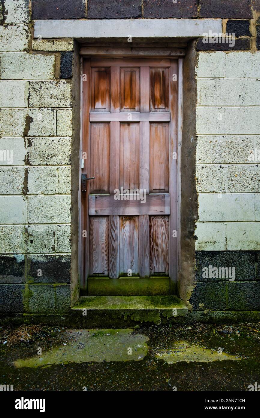 Vecchia porta di legno nel muro di un vicolo a Consett, County Durham, Regno Unito Foto Stock