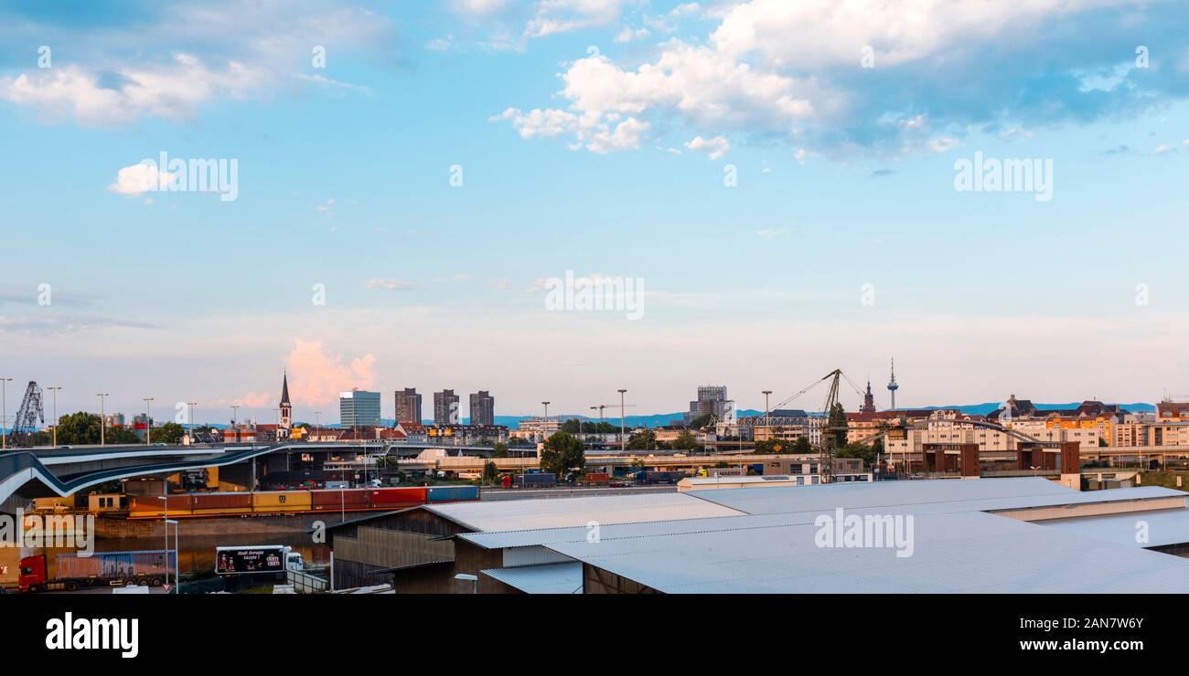 Mannheim, Germania: Skyline con porto nella parte anteriore Foto Stock