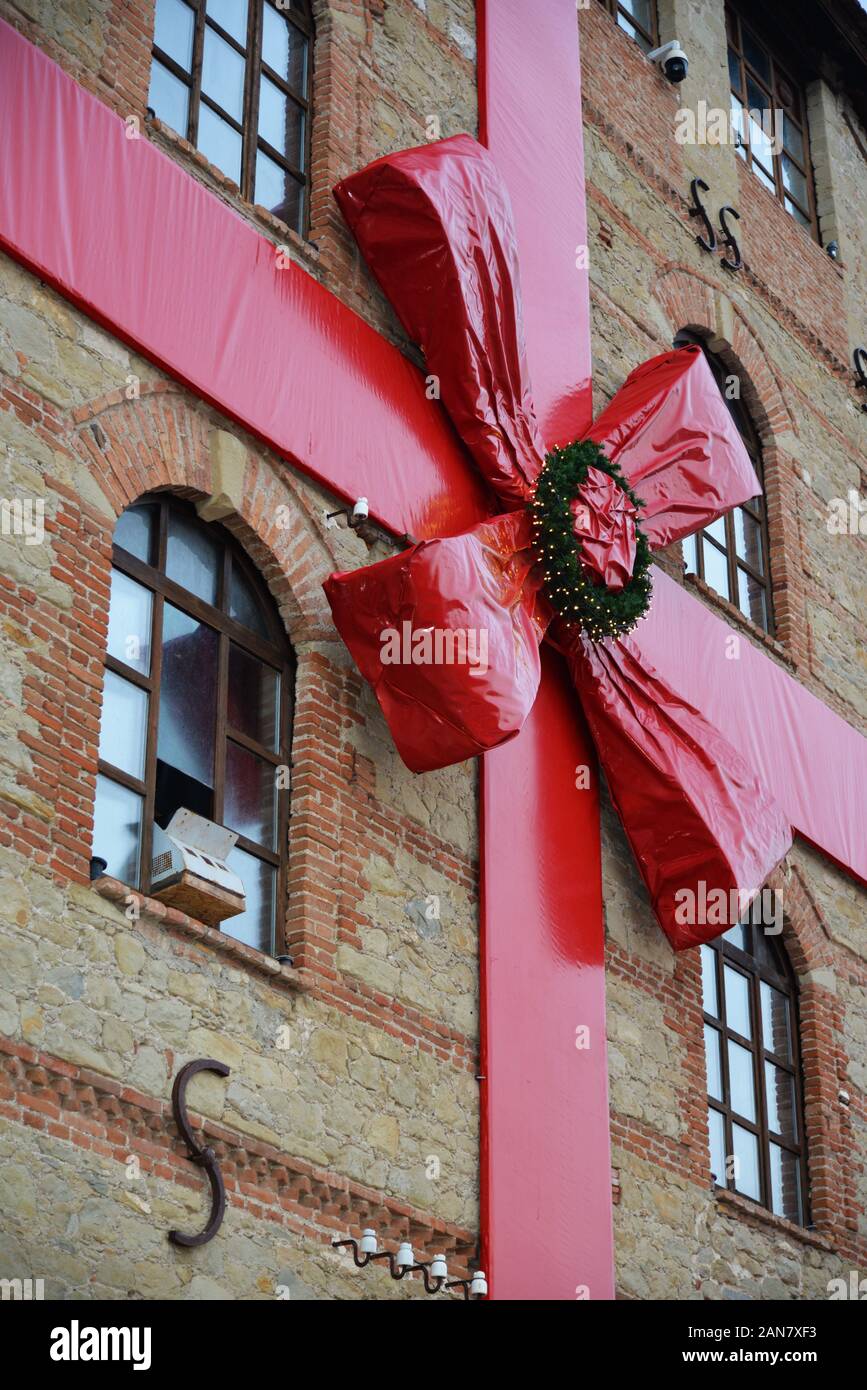 Vecchia fabbrica edificio decorato con nastri e una prua utilizzato come sede per il bazaar di Natale a Trikala, Grecia. Foto Stock