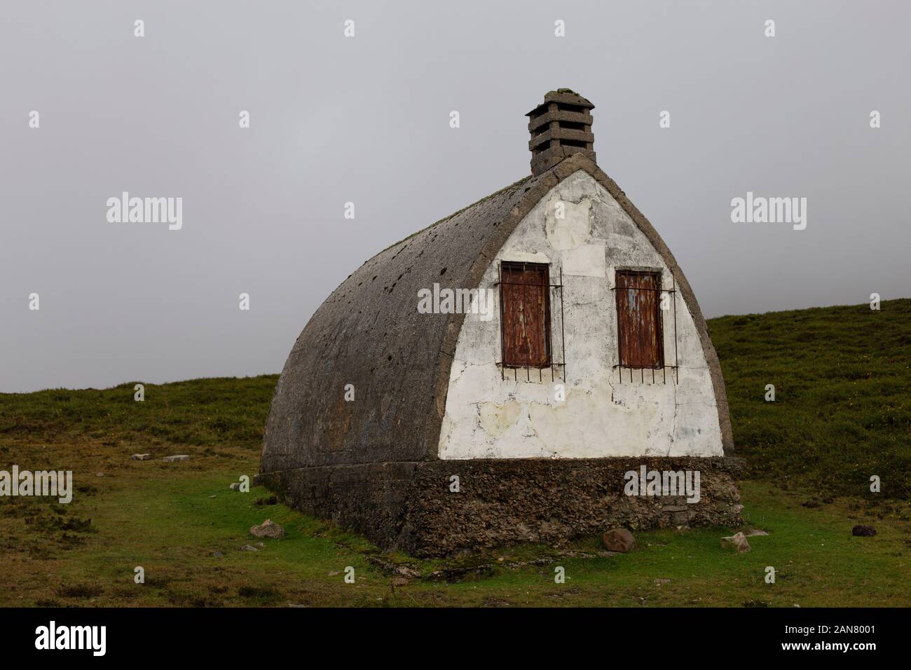 Capanna abbandonata nella nebbia in montagna Foto Stock