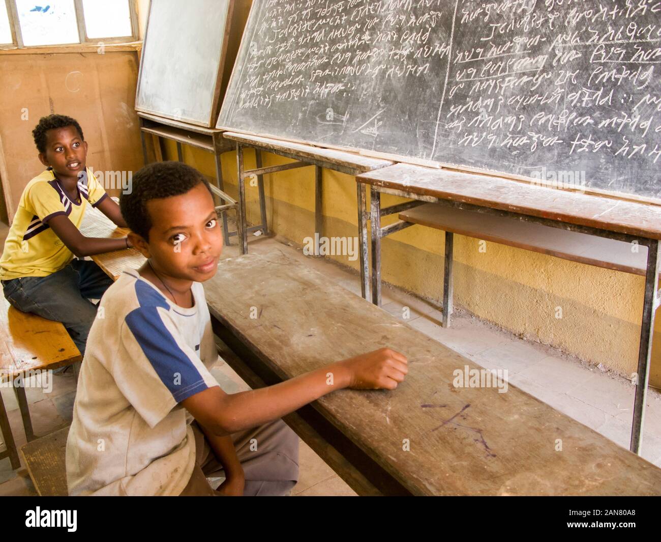 Due ragazzi in classe discutere nella parte anteriore del bordo, Togo Bar storico, Etiopia. Foto Stock