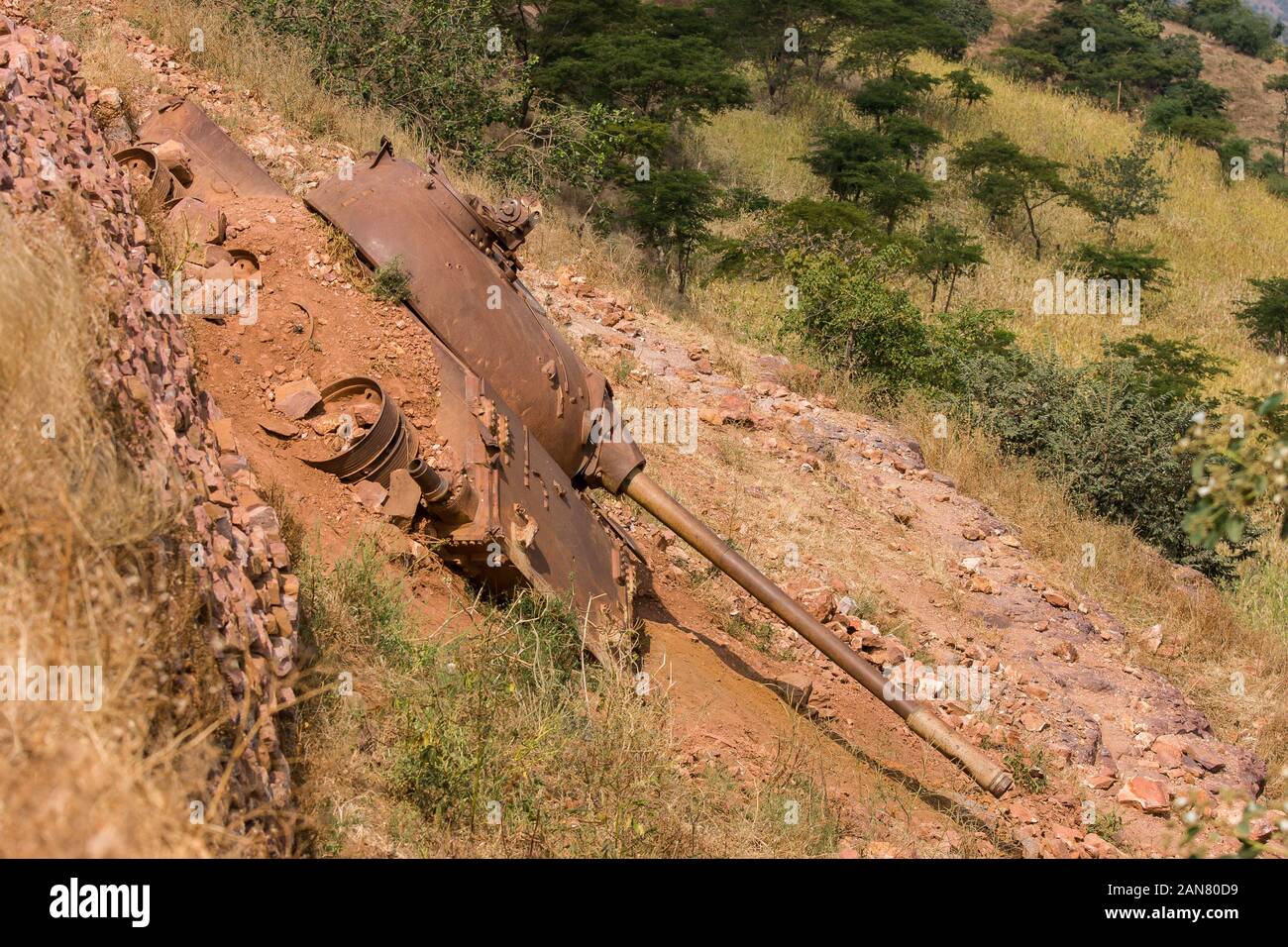 Vecchie e arrugginite serbatoio mediante la strada nel Tigray, Etiopia. Foto Stock