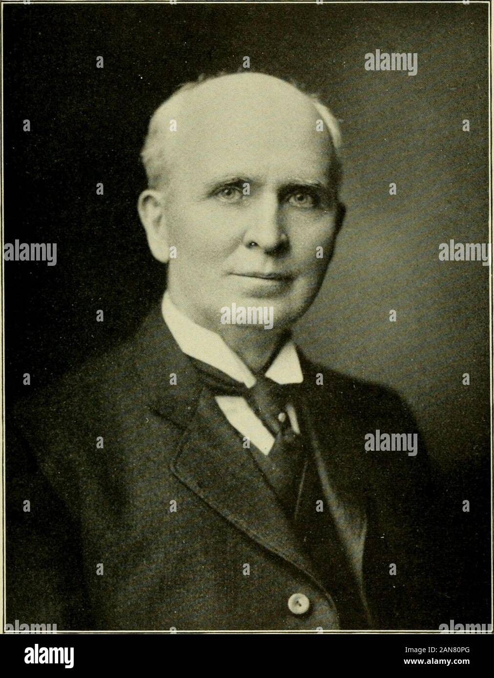 La storia di Hendricks County, Indiana, il suo popolo, industrie e istituzioni . v live. WILLIAM R. McClelland. Esso non può essere altro che un interessante notare nella serie di personalsketches che compaiono in questo lavoro le condizioni variabili che hanno compassedthose le cui carriere sono delineate e lo sforzo è stato fatto in ogni caso tothrow ben focalizzata sulla luce alla individualità e a portare in properperspective il regime di ciascuna rispettiva carriera. Ogni uomo che si sforza tofulfill la sua parte in connessione con la vita umana e le attività umane è riconoscimento deservingof, qualunque sia il suo campo Foto Stock