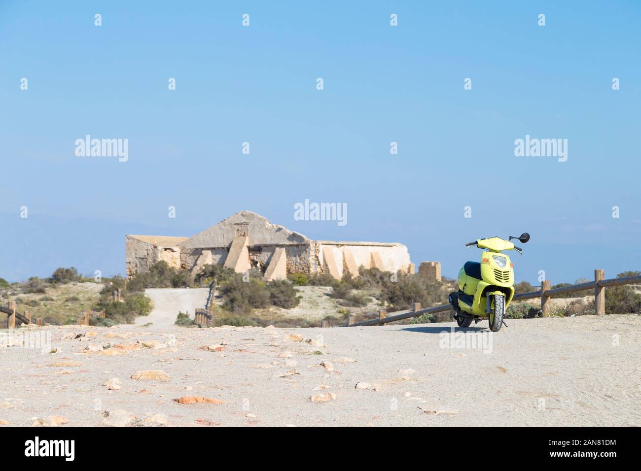 Scooter parcheggiato di fronte alla rovina alla punta entinas sabinar-riserva naturale, roquetas de mar almeria, Spagna Foto Stock