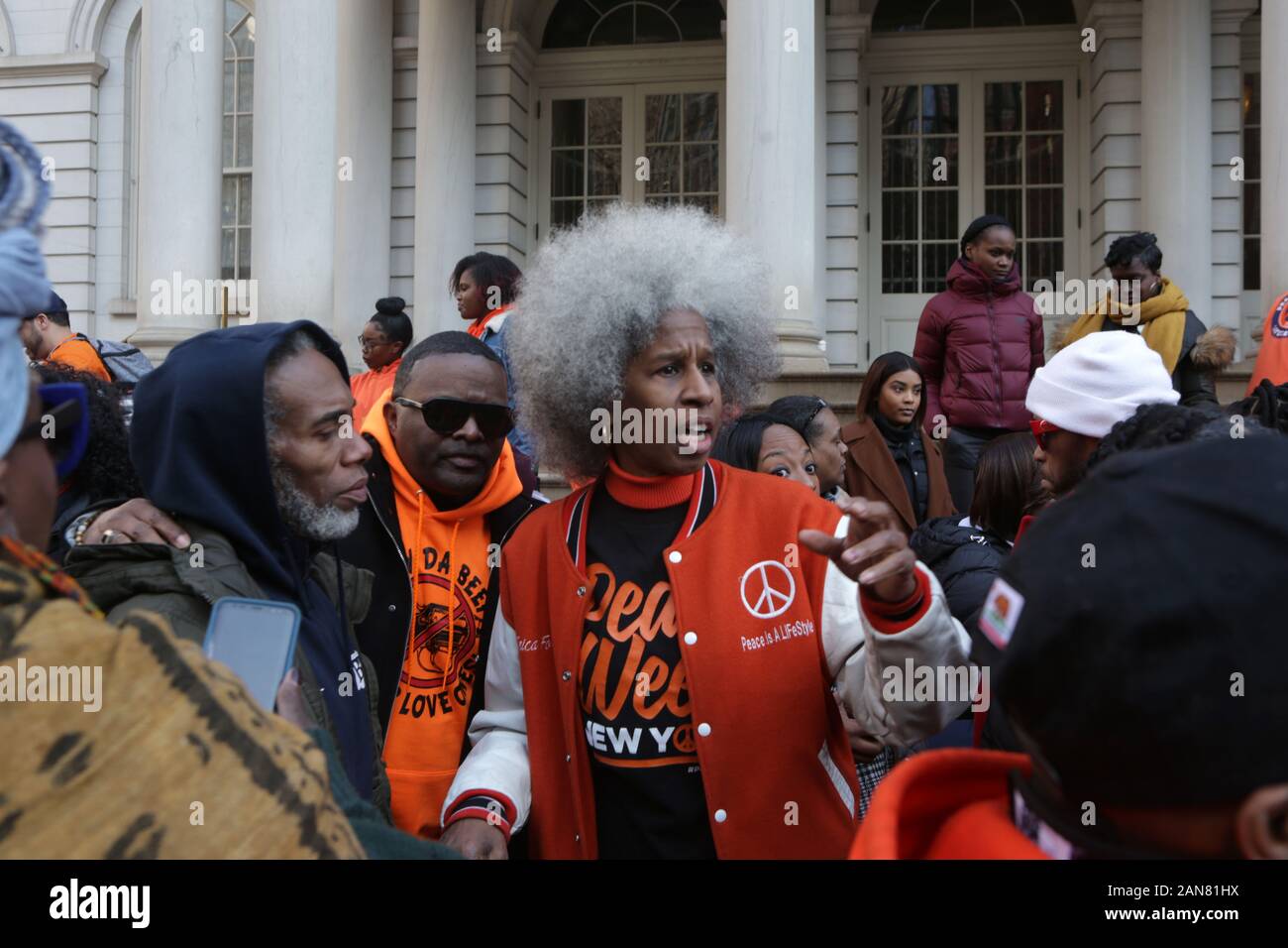 New York, New York, Stati Uniti d'America. 15 gennaio, 2020. Della violenza pistola attivista Erica Ford, CEO e fondatore di vita campo lungo con la città di New York Public avvocato Jumaane Williams, Queens D.A. Melinda Katz, New York City i membri del consiglio di Vanessa L. Gibson, I. Daneek Miller, NYC Office per impedire la violenza pistola & sistema di gestione delle crisi della violenza dei gruppi di intervento da tutti e 5 i quartieri lanciare una settimana di attività a New York il 15 gennaio 2020 sulle fasi di New York City Hall di New York City. Credito: Mpi43/media/punzone Alamy Live News Foto Stock