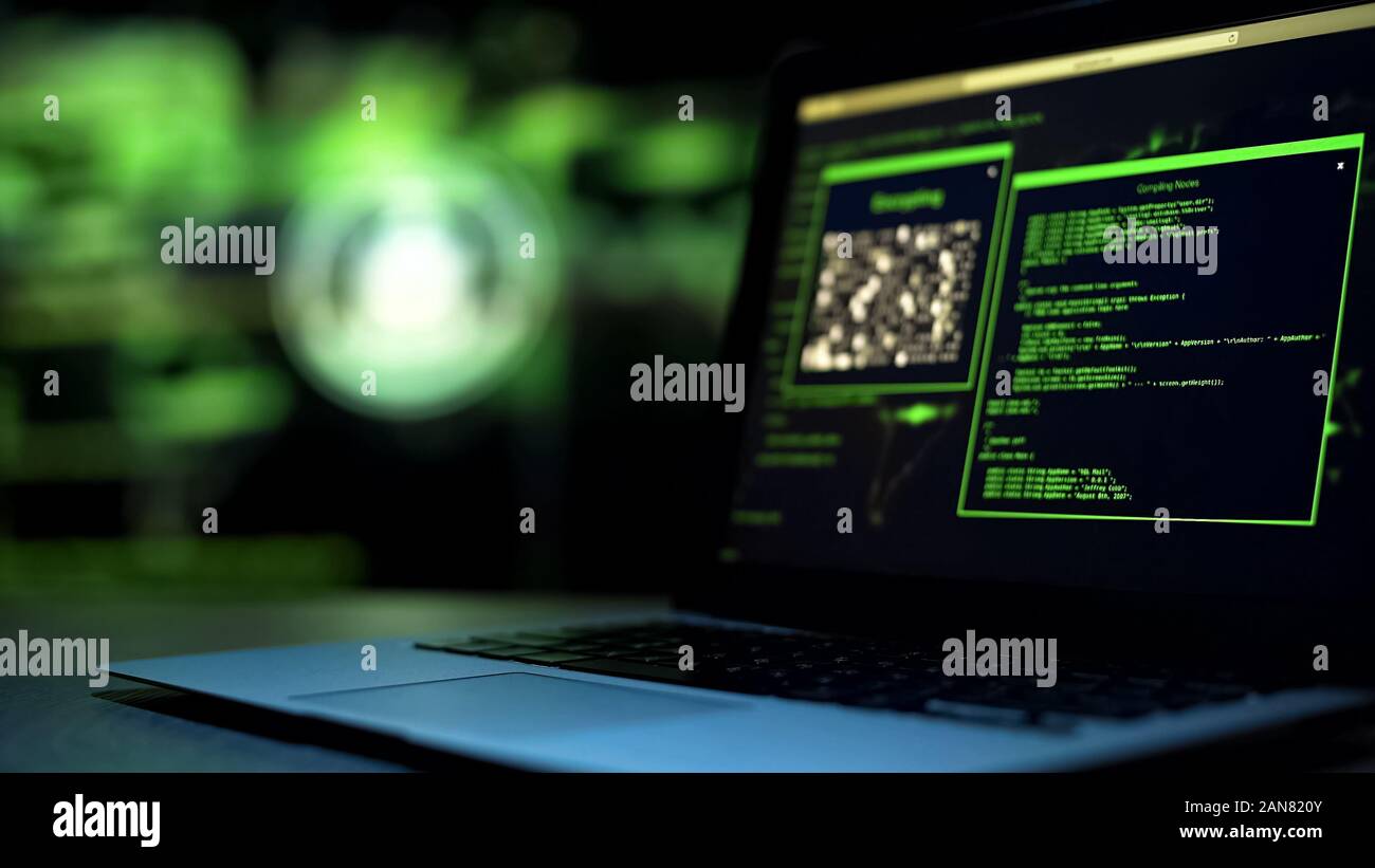 Gli script di programmazione sul monitor di un laptop e non autorizzati di hacking remoto di server Foto Stock