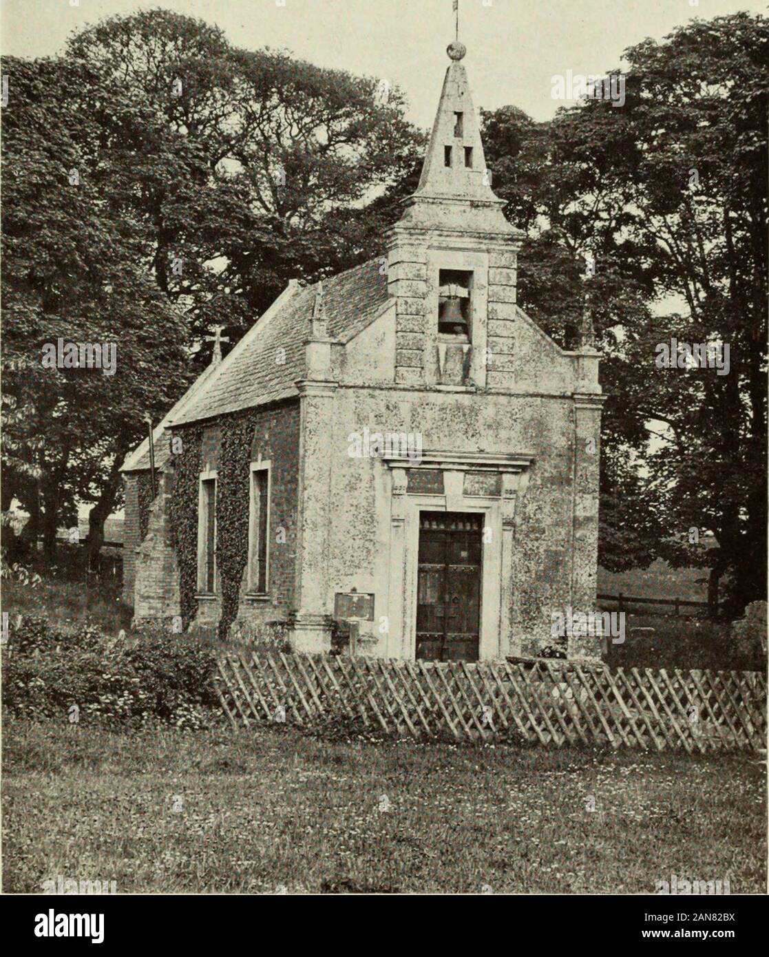 George Herbert e i suoi tempi . dimora della famiglia. La sig.ra Ferrar e altri membersof la famiglia aveva trovato rifugio a Bourne inCambridgeshire, nella casa di suo genero, acountry gentleman con il nome di Collett ; ma,anelito di vedere suo figlio Nicola, che avevano remainedbehind nella città di organizzare i loro affari, ella ri-fuse ad attendere fino a quando il pericolo di possibili infectionhad passata e giunse in Little Gidding a seehim. Il loro saluto è stato come quello del vecchio Jacoband Giuseppe suo figlio, dopo che suo padre aveva dato himover per persa. Suo figlio ha pregato lei a immettere therude house e al riposo se stessa af Foto Stock