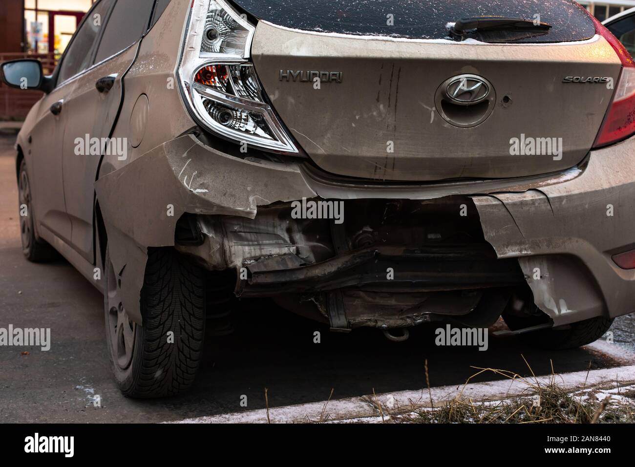 Mosca, Russia - 29 dicembre 2019: Hyundai Solaris auto un paraurti rotto close-up. Le conseguenze di un incidente di automobile, un ammortizzatore posteriore backstab, un accartocciamento Foto Stock