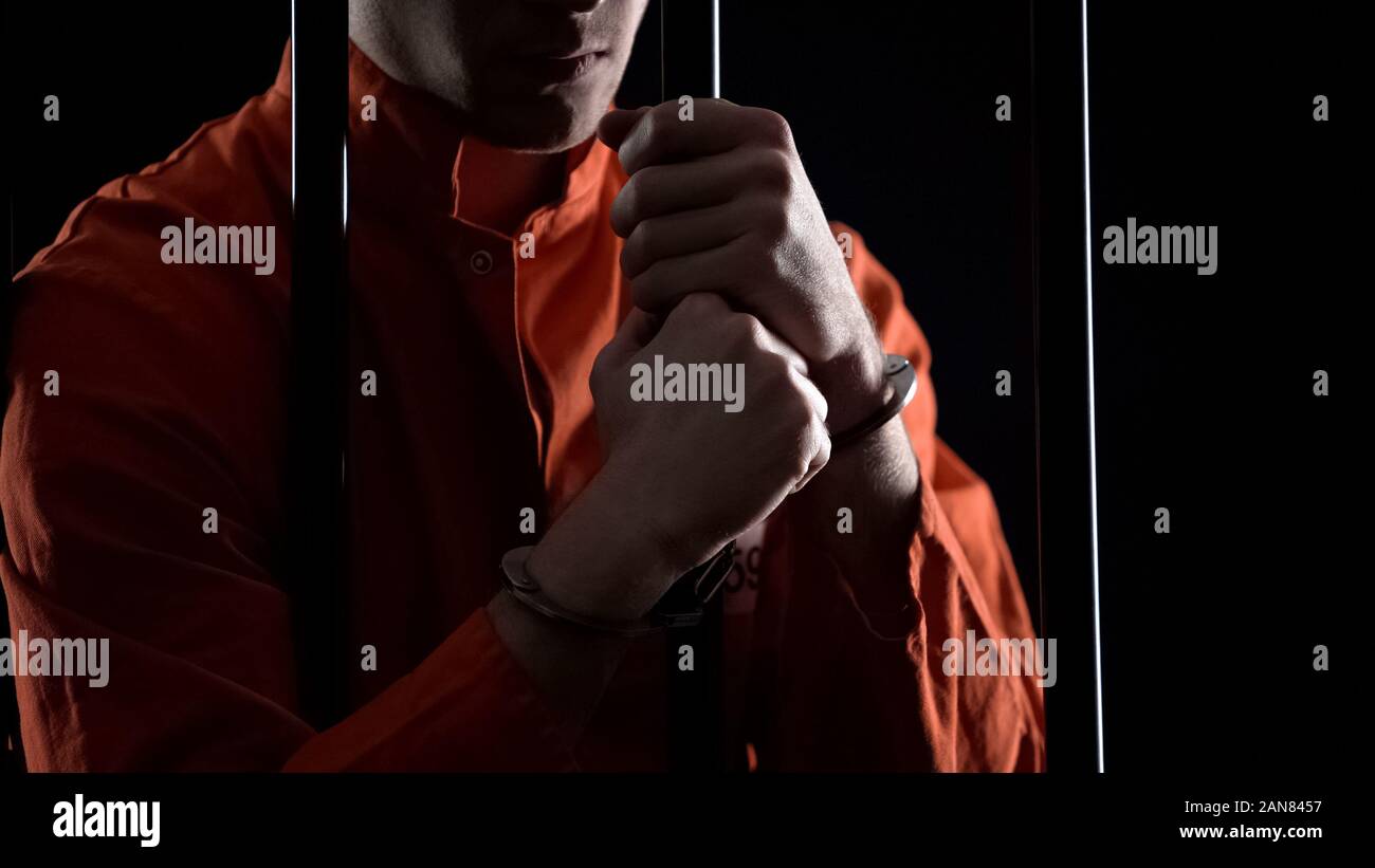 Arrestato uomo in manette dietro le sbarre sensazione arrabbiato per non riuscita piano di rapina Foto Stock