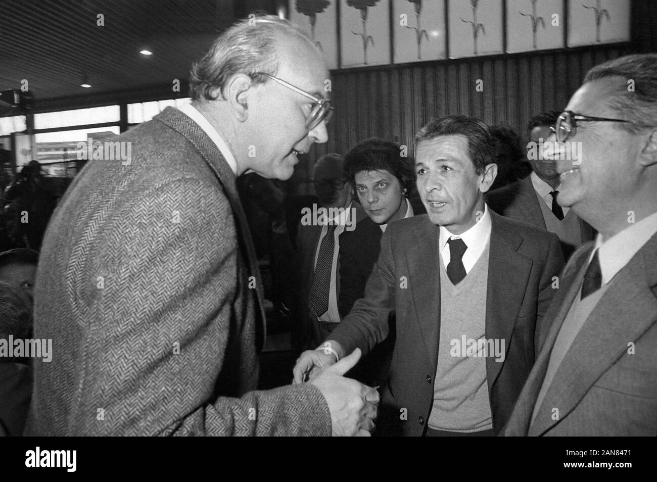 Palermo, aprile 1981, XLII Congresso del PSI (Partito Socialista Italiano), il segretario Bettino Craxi con Enrico Berlinguer e Armando Cossutta (PCI, Partito Comunista Italiano) Foto Stock