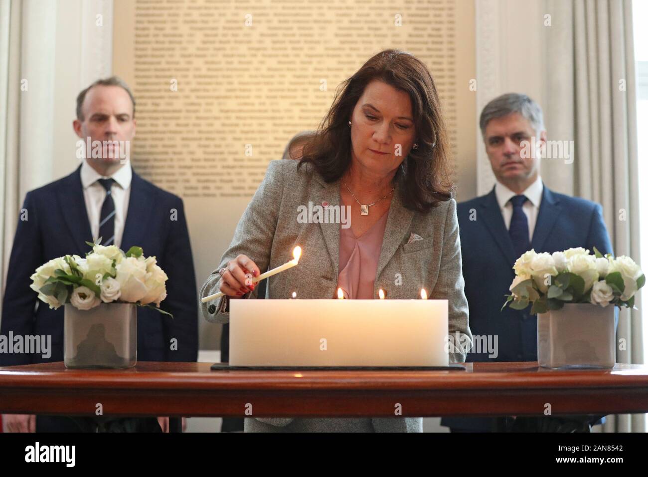 Ann Linde, ministro svedese degli Affari Esteri, accende una candela nel Canada House, Londra centrale per i passeggeri dell'Ucraina Compagnie Aeree Internazionali di volo che si è schiantato a pochi minuti dopo il decollo dalla Imam Khomeini International Airport in Tehran, uccidendo 176 persone. Foto Stock