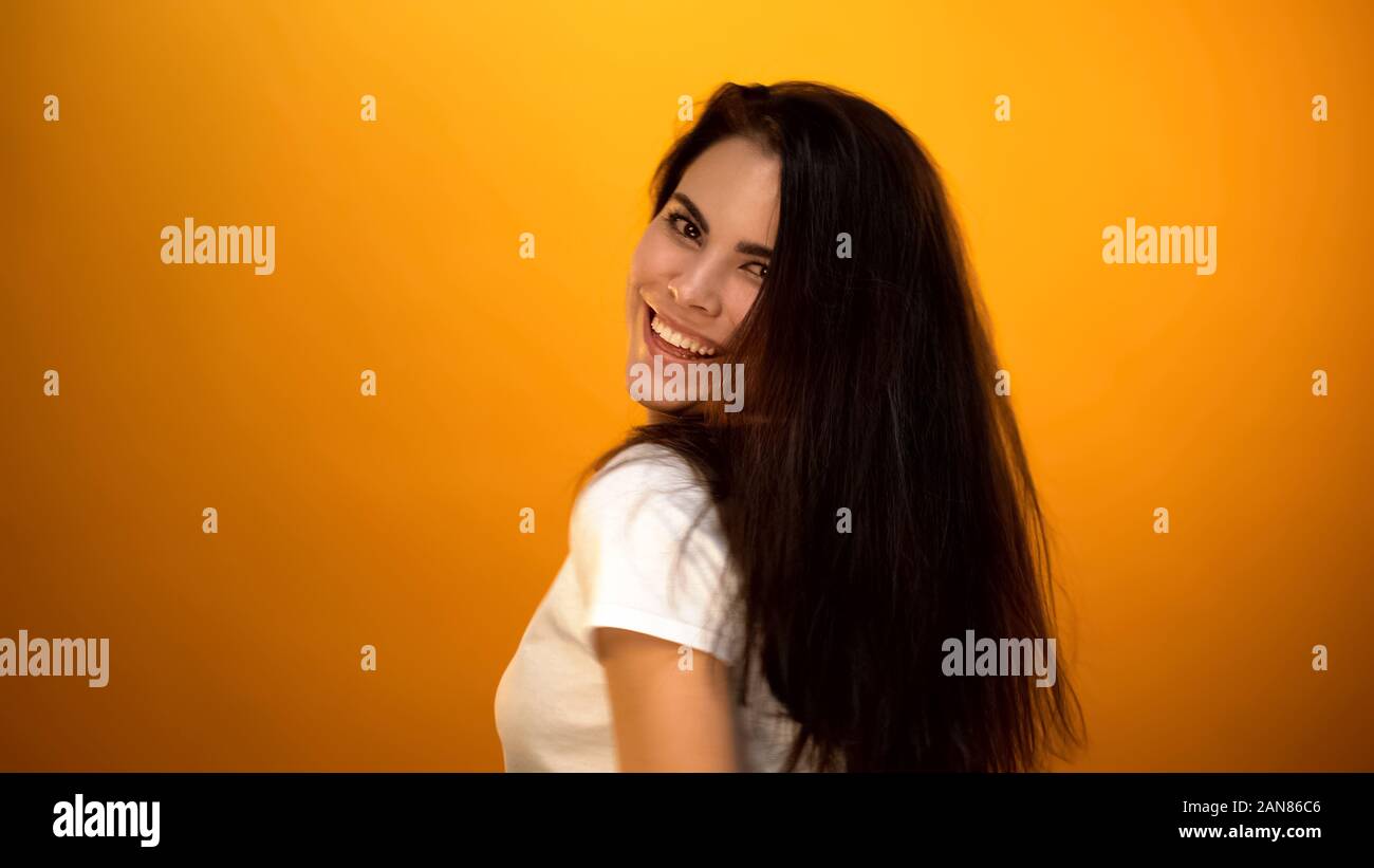 Allegro ragazza sorridente e posa per fotocamera, dating website profilo, felicità Foto Stock