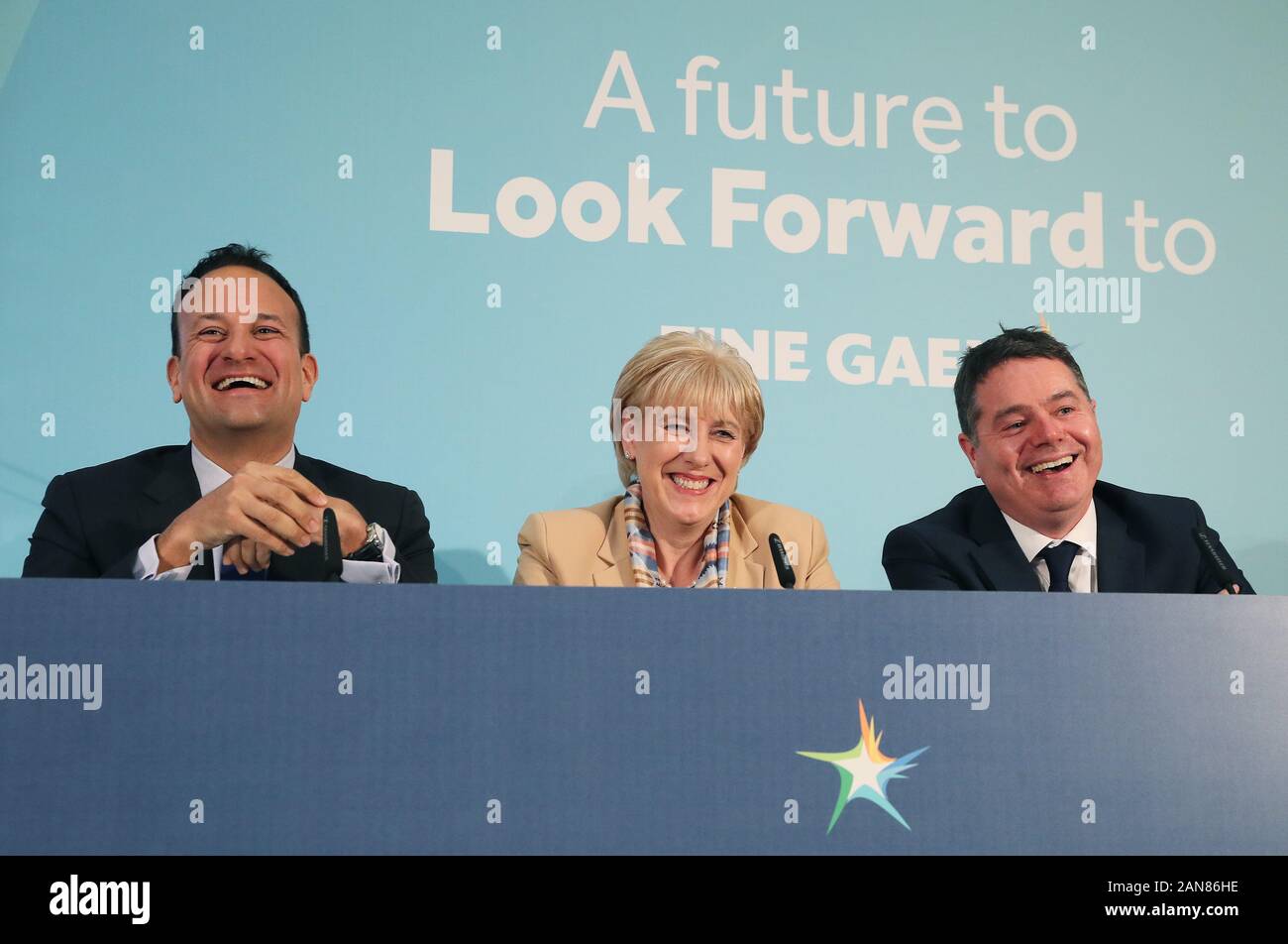 An Taoiseach Leo Varadkar (sinistra), il ministro delle Finanze Donohoe pasquale (a destra) e il ministro per gli affari, Enterprise e innovazione Heather Humphreys a Fine Gael, premere il tasto Conferenza per il lancio del loro piano economico presso il Fine Gael media center in Dublino. Foto Stock