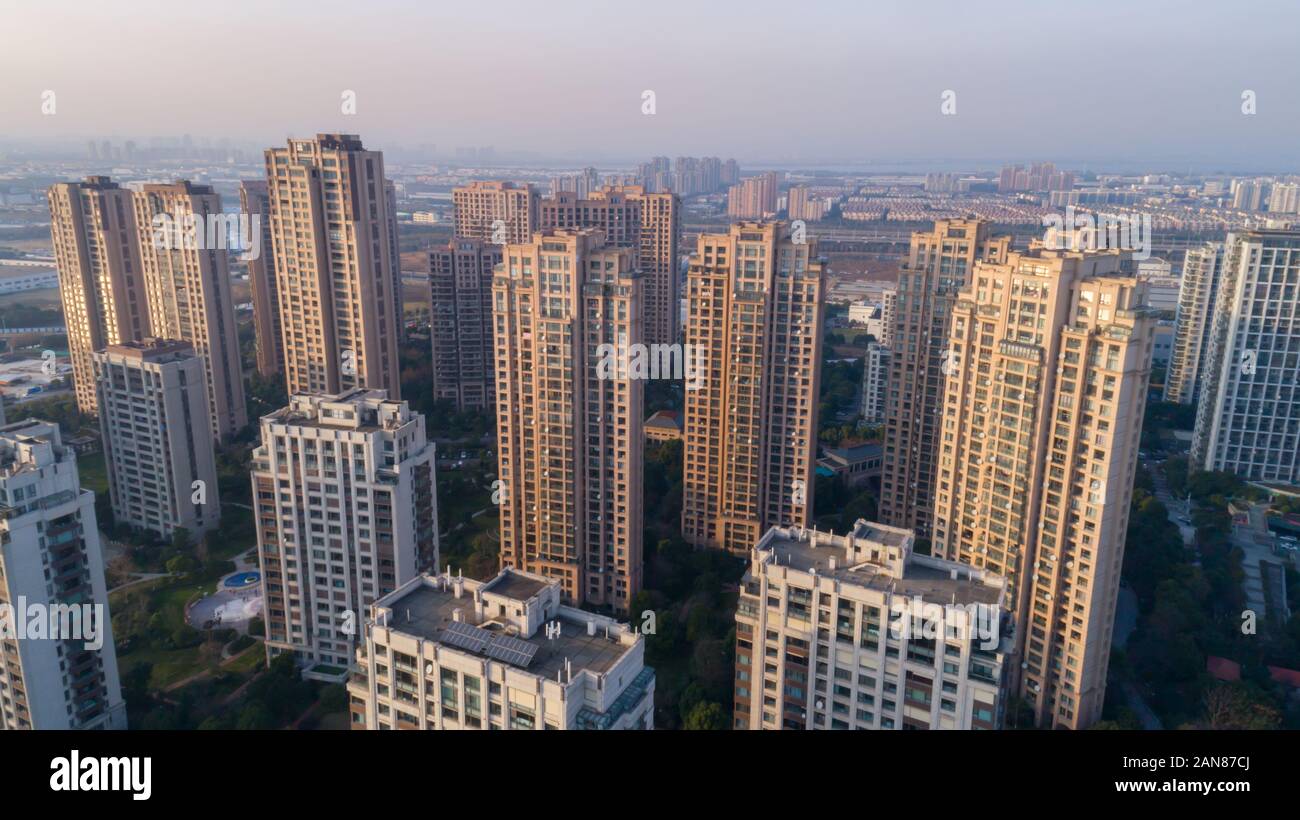 Antenna fuco colpo su appartamento residenziale edifici sul tramonto. Riprese aeree su comunità complesso di appartamenti in Cina. Foto Stock