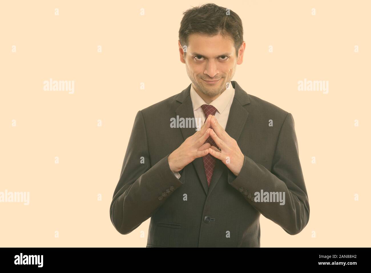 Studio shot del giovane uomo con barba stoppie isolata contro uno sfondo bianco Foto Stock