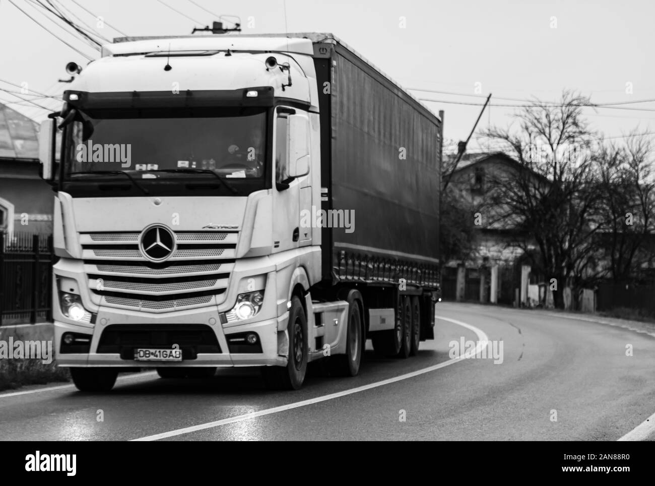 Mercedes Benz Actros camion rimorchio nel traffico su strada asfaltata. Foto in bianco e nero con la Mercedes del carrello . Sibiu, Romania, 2020. Foto Stock