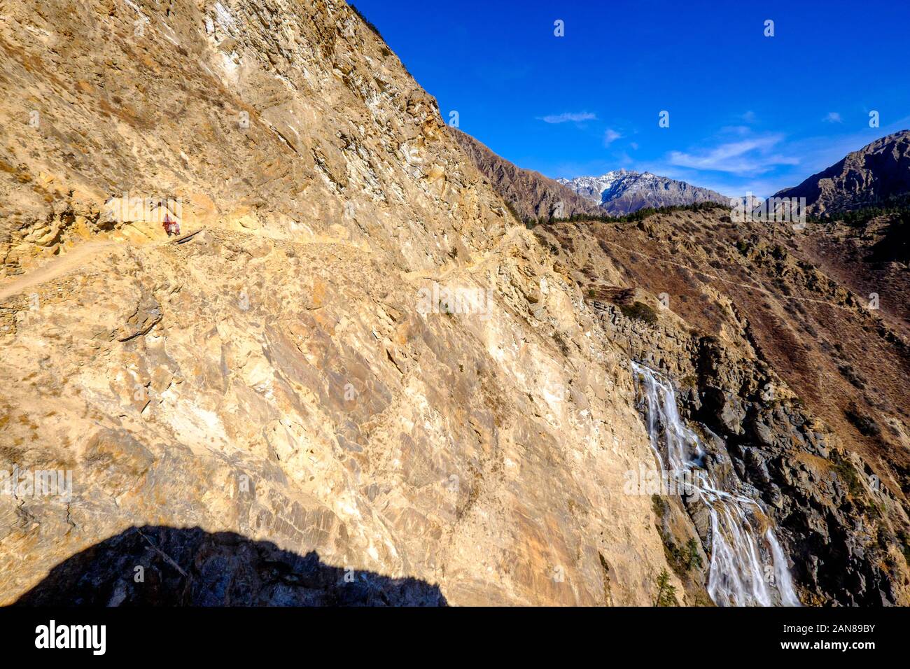 Popolo tibetano sul sentiero tagliato in montagna sul Basso circuito di Dampo Trek vicino Ringmo / Phoksundo, Nepal Himalaya Foto Stock