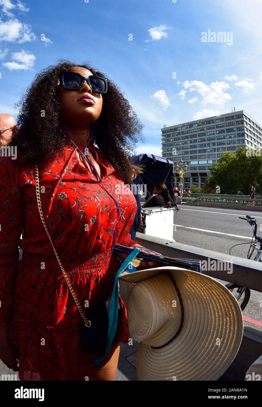 Londra, Inghilterra, Regno Unito. Nero donna sul Westminster Bridge Foto Stock