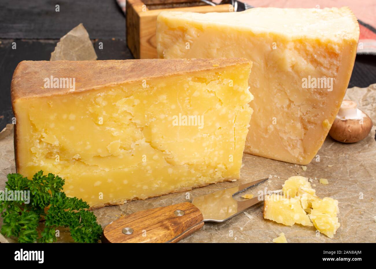 Raccolta di formaggio, disco vecchio formaggi provenienti dal Nord Italia,  invecchiato Maniva formaggi dalle Alpi, parmigiano da Parma, Grana Padano e  grattugia Foto stock - Alamy