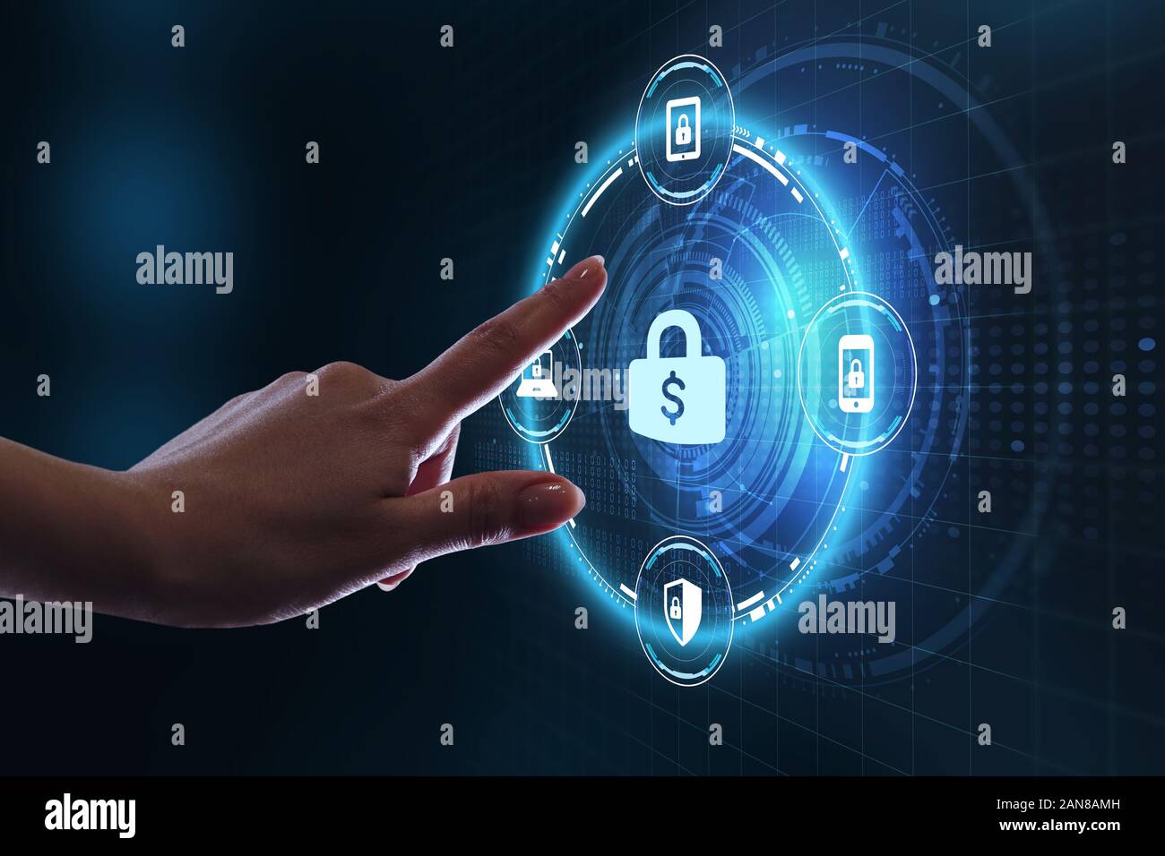 Cyber security per la protezione dei dati La tecnologia business concetto di privacy. Giovane imprenditore selezionare l'icona security virtuale sul display. Foto Stock