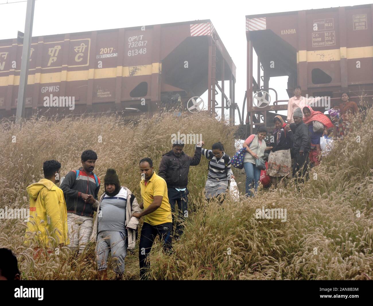 Odisha, India. 16 gennaio, 2020. I passeggeri vengono evacuati dalla deragliato 'Mumbai-Bhubaneswar Lokmanya Tilak Terminus (LTT) Express' treno Nergundi vicino stazione ferroviaria in Odisha, India, gen. 16, 2020. Più di 15 passeggeri sono rimasti feriti, un paio di loro seriamente, in un treno disavventura in India è stato orientale di Odisha giovedì, un senior ferrovie indiano detto ufficiale. Credito: Str/Xinhua/Alamy Live News Foto Stock