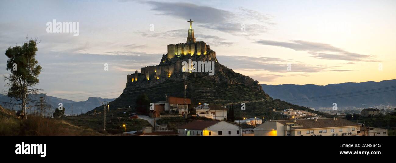 Vista panoramica di Monteagudo statua di Cristo ed il castello al tramonto a Murcia, Spagna. Replica del ben conosciuto Cristo si trova sulla parte superiore del Foto Stock